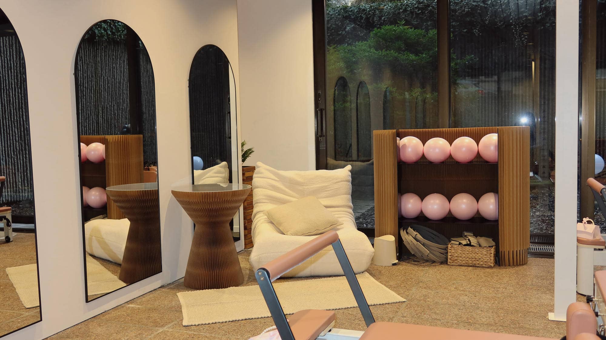 heliyasclub-hinten-sofa-ball02