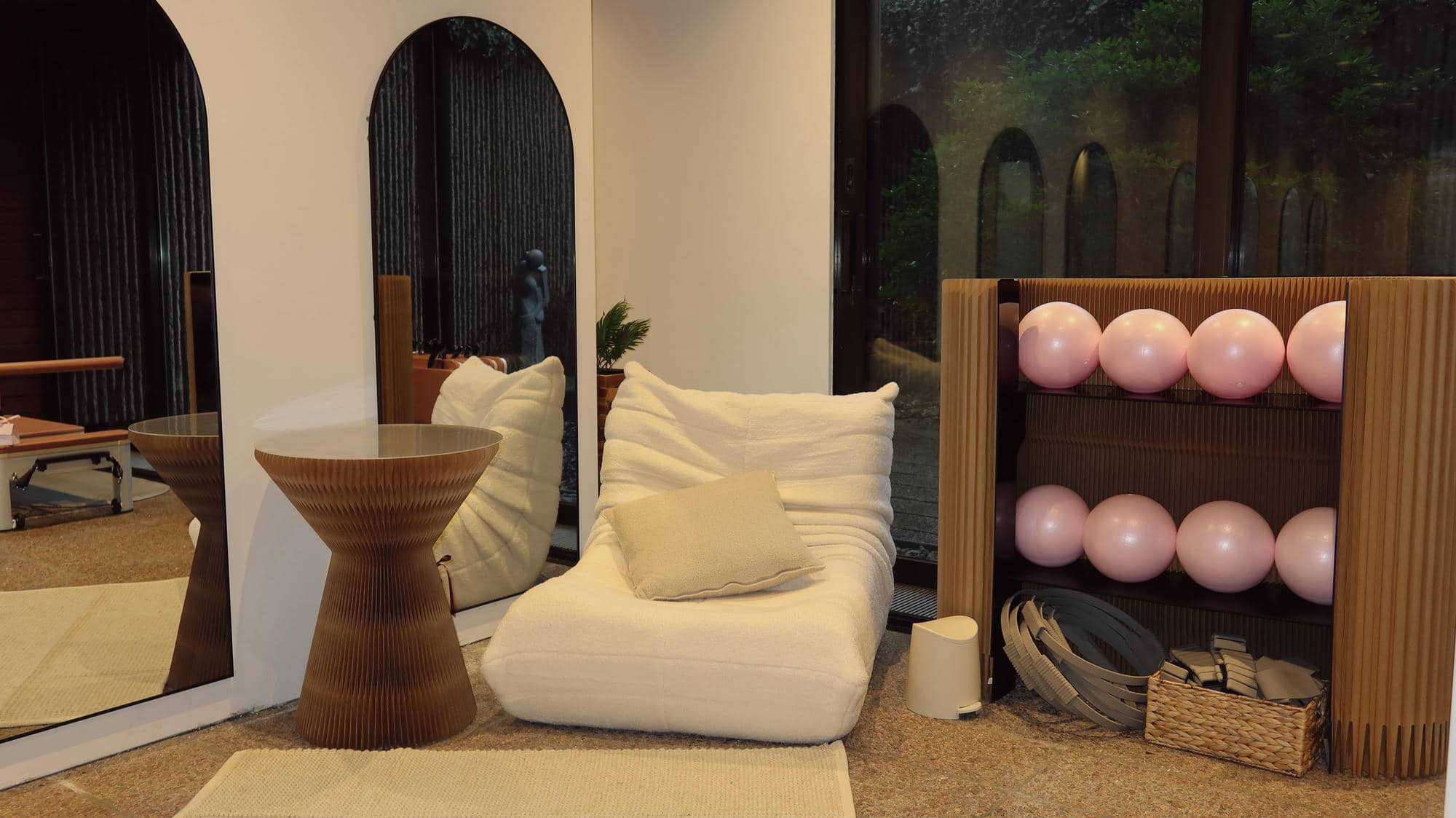 heliyasclub-hinten-sofa-spiegel